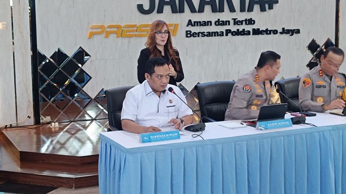 Dirreskrimum Polda Metro Jaya Kombes Iman (kemeja putih) (Rizky/detikcom)