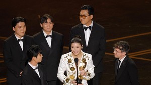 Potret EJAE bersama penulis lagu saat pidato kemenangan lagu Golden di kategori Best Original Song. Momen ini paling dibahas dan bikin penyelenggara Oscar dihujat karena pidato mereka harus kepotong iklan. (Foto: REUTERS/Mike Blake)