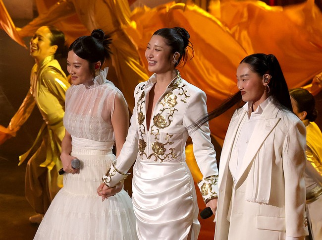 “Memakai warna emas terasa seperti hal sakral yang ingin kami lakukan di puncak acara, jadi kami benar-benar menundanya,” ungkap Audrey Nuna kepada Vogue, tentang keputusan mereka memakai gaun emas khusus untuk penghargaan Oscar. Foto: Getty Images