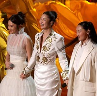 “Memakai warna emas terasa seperti hal sakral yang ingin kami lakukan di puncak acara, jadi kami benar-benar menundanya,” ungkap Audrey Nuna kepada Vogue, tentang keputusan mereka memakai gaun emas khusus untuk penghargaan Oscar. Foto: Getty Images