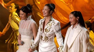 Momen HUNTR/X manggung membawakan lagu Golden. Mereka ganti kostum ke busana putih tetap beraksen emas. (Foto: Getty Images)