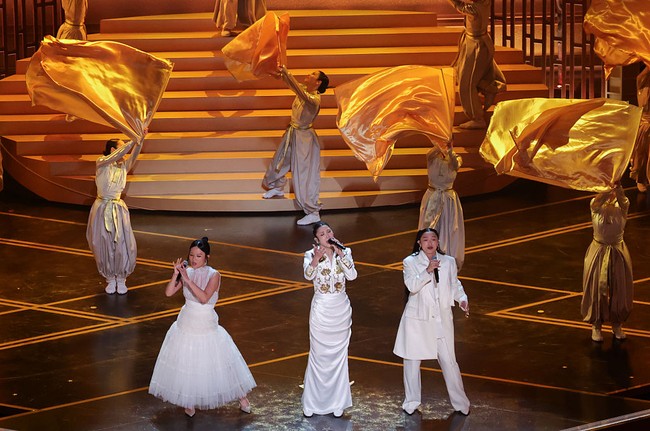 Lagu ‘Golden’ sukses menjadi lagu KPop pertama yang memenangkan Oscar untuk kategori Best Original Song. Mereka membawakan lagu tersebut di atas panggung memakai busana serba putih. Foto: Getty Images