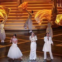 Lagu ‘Golden’ sukses menjadi lagu KPop pertama yang memenangkan Oscar untuk kategori Best Original Song. Mereka membawakan lagu tersebut di atas panggung memakai busana serba putih. Foto: Getty Images