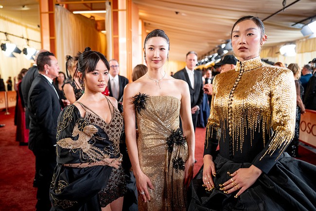 EJAE, Audrey Nuna, dan Rei Ami tampil bersinar di red carpet Oscar. Mereka hadir sebagai penyanyi soundtrack film animasi yang mendunia, KPop Demon Hunters. Foto: Getty Images