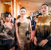 EJAE, Audrey Nuna, dan Rei Ami tampil bersinar di red carpet Oscar. Mereka hadir sebagai penyanyi soundtrack film animasi yang mendunia, KPop Demon Hunters. Foto: Getty Images
