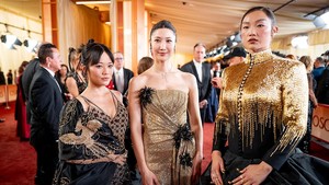 HUNTR/X tampak anggun dengan busana bernuansa hitam dan emas. (Foto: Getty Images)