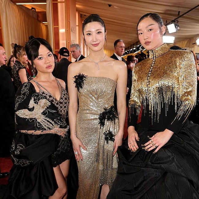 Gaya Penyanyi KPop Demon Hunters Bergaun Golden di Oscar, Bawa Pulang Piala