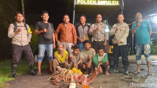 Empat pencuri sapi Desa Naitae, Kecamatan Fatuleu Barat, Kabupaten Kupang, NTT, saat diamankan di Mapolsek Fatuleu, Senin (15/3/2026).