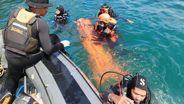 Evakuasi korban tewas ledakan kapal di Pelabuhan Selayar.