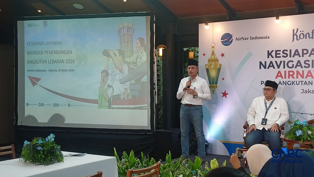 Executive Vice President (EVP) of Corporate Secretary AirNav Indonesia Hermana Soegijantoro (kiri) dan Direktur Operasional AirNav Indonesia Setio Anggoro (kanan) dalam konferensi pers Airnav Indonesia, Senin (16/3/2026).  (CNBC Indonesia/Ferry Sandi)