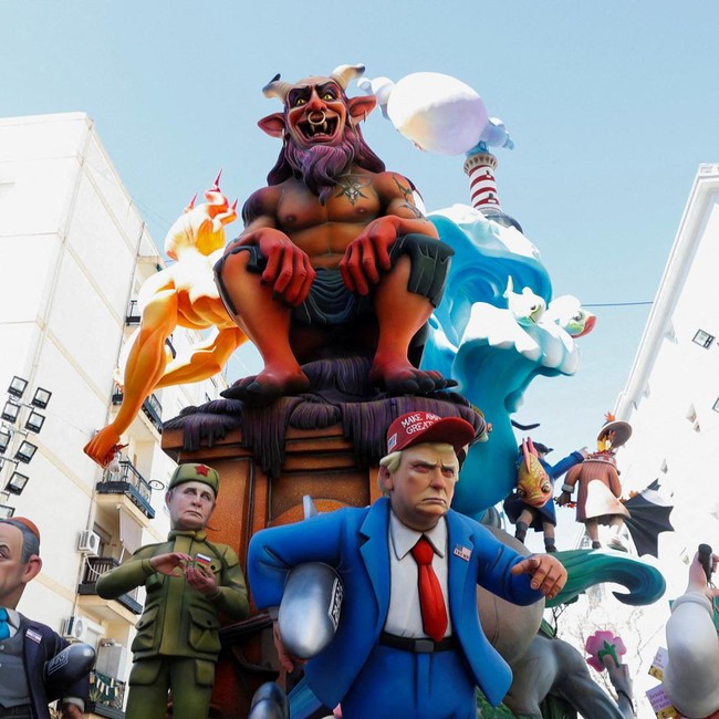 Festival Fallas Hadirkan Patung Satir Tokoh Dunia di Valencia