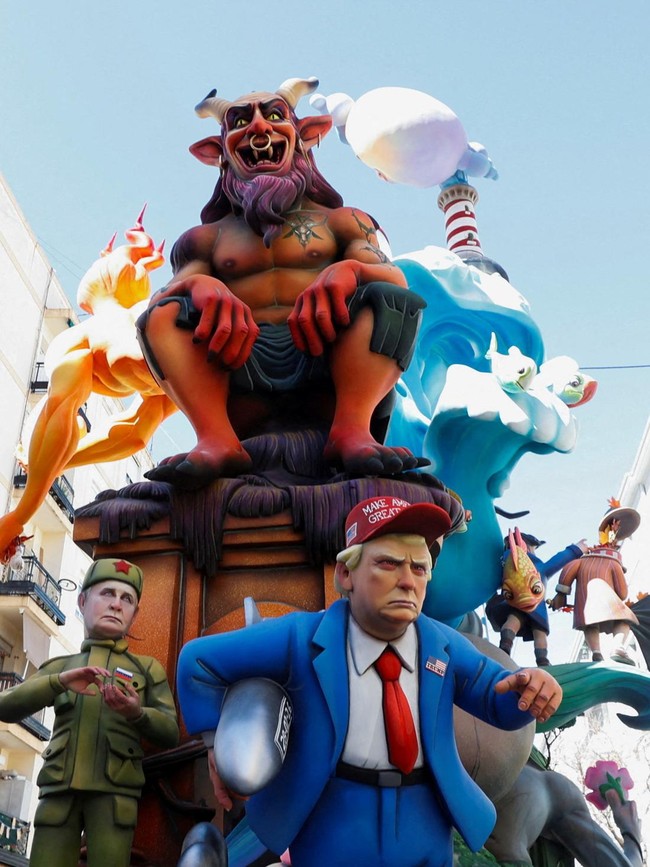 Festival Fallas Hadirkan Patung Satir Tokoh Dunia di Valencia