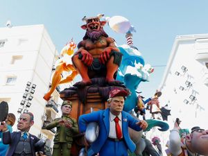 Festival Fallas Hadirkan Patung Satir Tokoh Dunia di Valencia