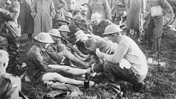 Para tentara berusaha mengeringkan kaki mereka untuk mencegah penyakit kaki parit. Foto: Historicflix