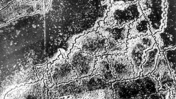 Pemandangan udara sistem parit Loos-Hulluch Perang Dunia I di Prancis. Parit Inggris terletak di sebelah kiri foto, dan parit Jerman di sebelah kanan – di tengah-tengah keduanya adalah tanah tak bertuan. 22 Juli 1917 Foto: Historicflix
