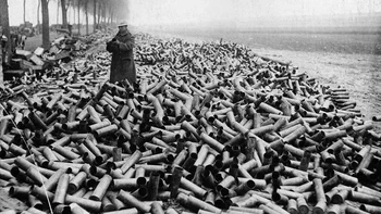 Peluru kaliber 105mm dari bombardemen Sekutu ditembakkan dalam satu hari ke garis pertahanan Jerman, 1916. Foto: Historicflix