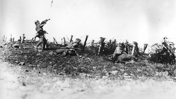 Seorang tentara Jerman melemparkan granat tangan ke arah posisi musuh, di medan perang yang tidak diketahui selama Perang Dunia I. Foto: Historicflix