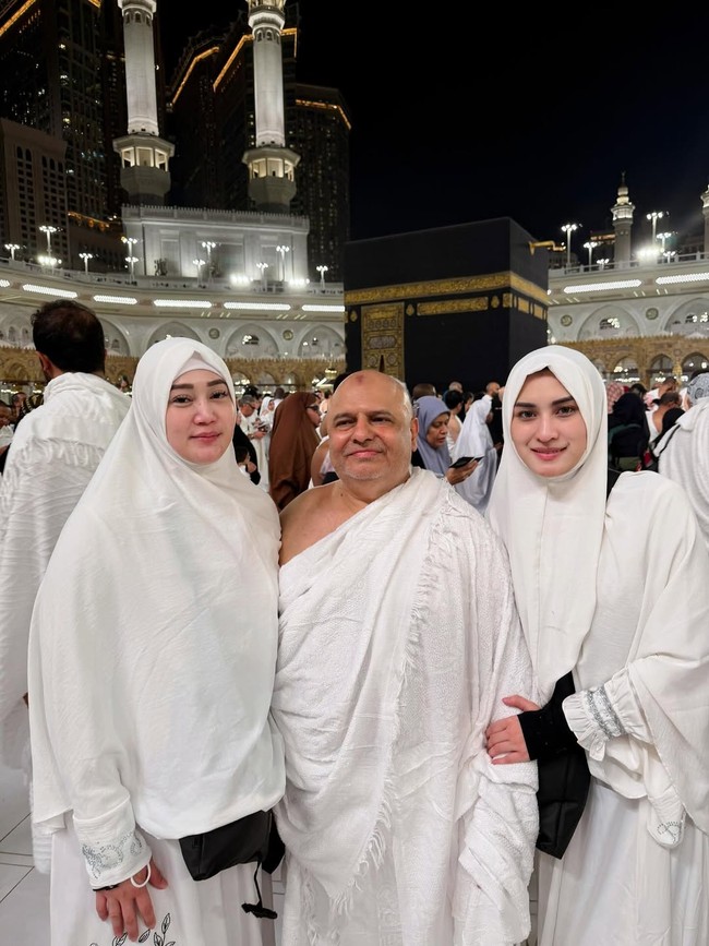 Angbeen Rishi memancarkan kebahagiaan yang teduh saat menjalani ibadah umrah bersama keluarga tercinta di Masjidil Haram menjelang malam terakhir Ramadan 2026. Dalam balutan busana serba putih yang senada dengan jemaah lainnya, momen kebersamaan di depan Kabah ini memperlihatkan suasana ibadah yang penuh rasa syukur dan kekeluargaan yang erat. Foto: Dok. Instagram @angbeenrishi.