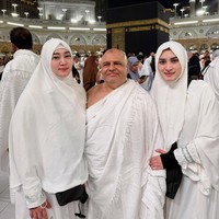 Angbeen Rishi memancarkan kebahagiaan yang teduh saat menjalani ibadah umrah bersama keluarga tercinta di Masjidil Haram menjelang malam terakhir Ramadan 2026. Dalam balutan busana serba putih yang senada dengan jemaah lainnya, momen kebersamaan di depan Kabah ini memperlihatkan suasana ibadah yang penuh rasa syukur dan kekeluargaan yang erat. Foto: Dok. Instagram @angbeenrishi.