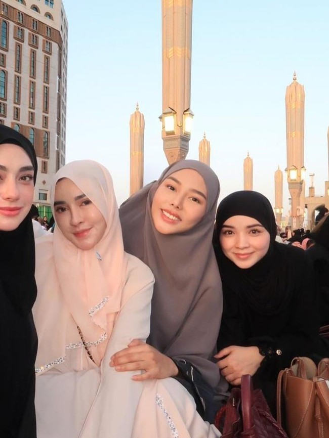 Gaya Kimberly Ryder hingga Celine Evangelista Umrah di Akhir Ramadan 2026
