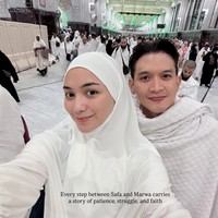 Citra Kirana dan Rezky Adhitya tampil serasi dalam balutan busana ihram putih yang bersih, memancarkan aura ketenangan saat menjalani prosesi Sai di antara bukit Safa dan Marwa. Suasana khidmat begitu terasa saat pasangan ini mengabadikan momen ibadah mereka di tengah kerumunan jemaah lain menjelang malam-malam terakhir Ramadan yang penuh berkah. Foto: Dok. Instagram @citraciki.