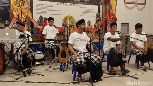 Grup Antrabez saat melantuntan single Bali Menyepi di Lapas Kerobokan, Senin (16/03/2026).