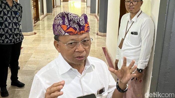 Gubernur Bali Wayan Koster saat diwawancarai di Denpasar, Senin (16/3/2026).