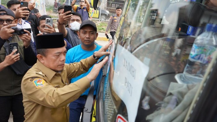 Gubernur Jambi Al Haris saat pelepasan mudik gratis
