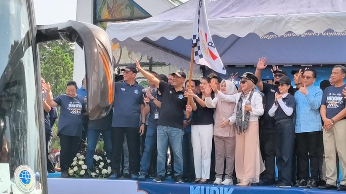 Gubernur Jateng Ahmad Luthfi lepas mudik gratis warga Jateng (Kurniawan/detikcom)
