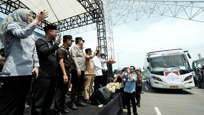 Gubernur Sulsel Andi Sudirman Sulaiman bersama Forkopimda melepas rombongan peserta mudik gratis Pemprov Sulsel.