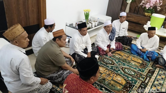 Haji Her, peci cokelat kaus abu-abu menggelar buka puasa bersama tokoh masyarakat di Pamekasan, Madura.