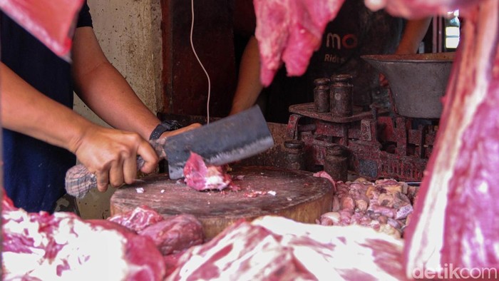 Pedagang melayani pembeli daging sapi di Pasar Kramat Jati, Senin (16/3/2026), saat harga daging mencapai sekitar Rp150 ribu per kilogram.