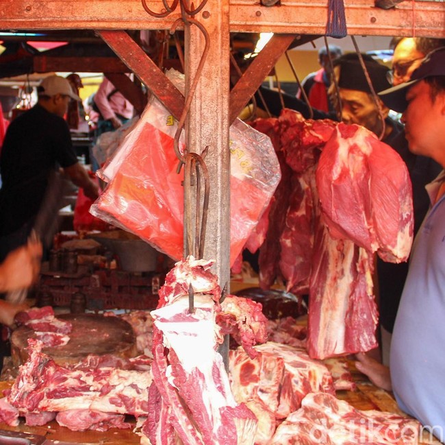 Harga Daging Sapi Naik Jelang Lebaran, Pasar Kramat Jati Tetap Ramai