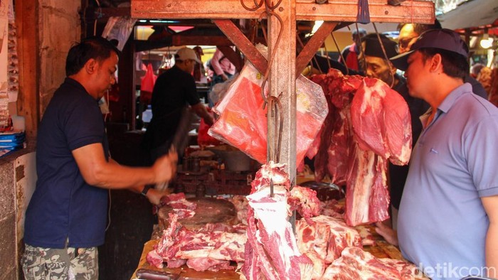 Pedagang melayani pembeli daging sapi di Pasar Kramat Jati, Senin (16/3/2026), saat harga daging mencapai sekitar Rp150 ribu per kilogram.