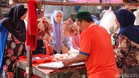 Pedagang melayani pembeli daging sapi di Pasar Kramat Jati, Jakarta, Senin (16/3/2026), saat harga daging mencapai sekitar Rp150 ribu per kilogram.