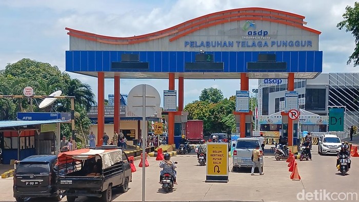 -Ilustrasi aktivitas penumpang di Pelabuhan ASDP Telaga Punggur, Batam, menjelang arus mudik Lebaran.(Alamudin Hamapu/detikSumut)