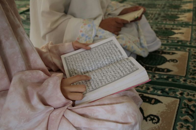 Ilustrasi Wanita Itikaf Perempuan muslim membaca Al-Quran.