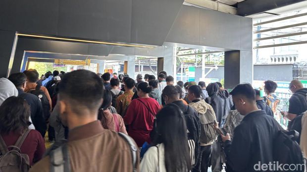 Imbauan work from anywhere (WFA) bagi ASN dan pegawai swasta jelang libur Lebaran dimulai hari ini. Aktivitas di Stasiun Sudirman terpantau masih ramai. (Rachma/detikcom)