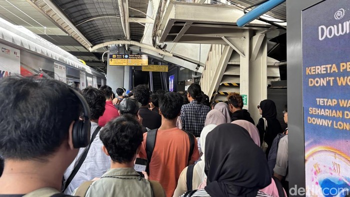 Imbauan work from anywhere (WFA) bagi ASN dan pegawai swasta jelang libur Lebaran dimulai hari ini. Aktivitas di Stasiun Sudirman terpantau masih ramai. (Rachma/detikcom)