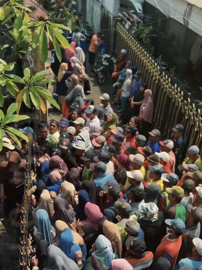 Momen Inul Daratista Gelar 'Ritual' Berbagi Jelang Lebaran di Kampung Halaman