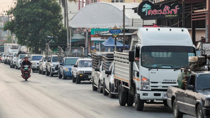 Antrean Kendaraan Membludak di SPBU Jelang Kenaikan Harga BBM