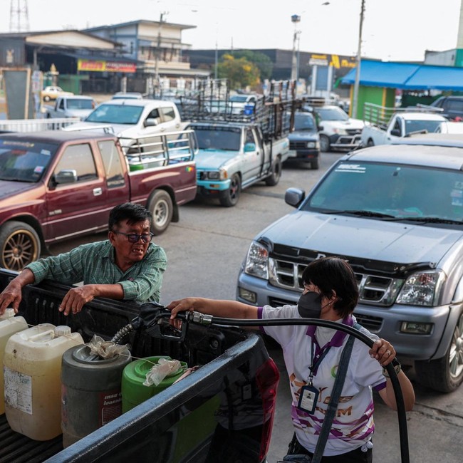 Antrean Kendaraan Membludak di SPBU Jelang Kenaikan Harga BBM