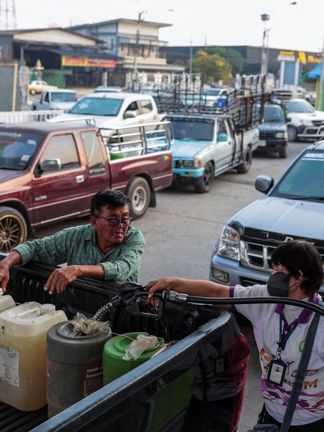 Antrean Kendaraan Membludak di SPBU Jelang Kenaikan Harga BBM
