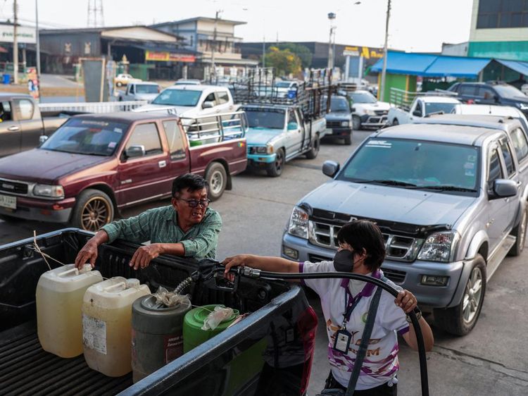 Antrean Kendaraan Membludak di SPBU Jelang Kenaikan Harga BBM