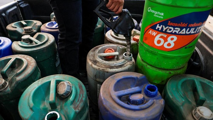 Antrean Kendaraan Membludak di SPBU Jelang Kenaikan Harga BBM