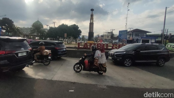 Jalan berlubang di Bundaran Tugu Lampu Gentur