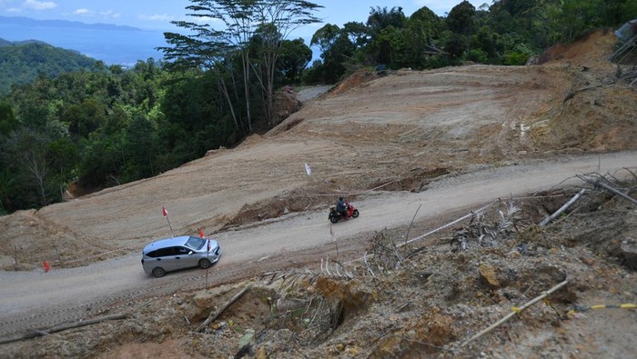 Kendaraan melintasi area jalan longsor di Desa Simaninggir, Kabupaten Tapanuli Tengah, Sumatera Utara, Minggu (15/3/2026). Jalan lintas utama yang menghubungkan antara Tarutung-Sibolga tersebut belum bisa dilintasi untuk pemudik Lebaran 1447 Hijriah karena masih dalam proses perbaikan jalan.. ANTARA FOTO/Yudi Manar/YU