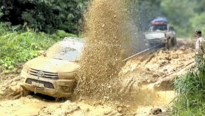 Jalan rusak di Krayan