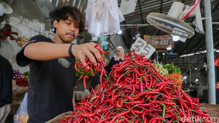 Menjelang Hari Raya Idul Fitri 2026, harga sejumlah bahan pokok di Pasar Ciputat terpantau masih stabil. Warga mulai memadati pasar tradisional tersebut untuk membeli berbagai kebutuhan pangan guna persiapan menyambut Lebaran.