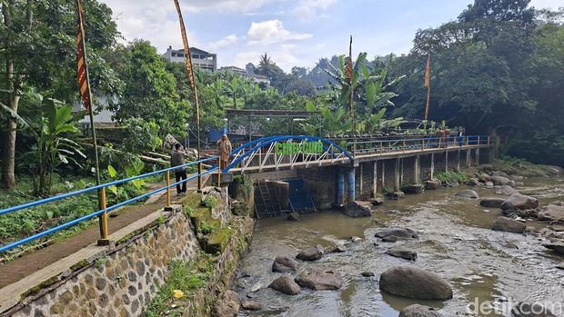 Jembatan menuju Pasar Cika-cika Kota Bandung.